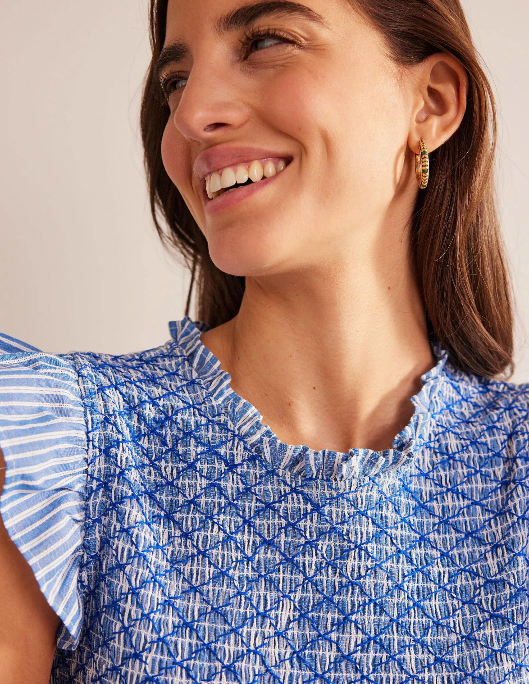 Gestreiftes Midikleid mit Smokdetail-Mittelblau, Gazegewebe/Gestreift
