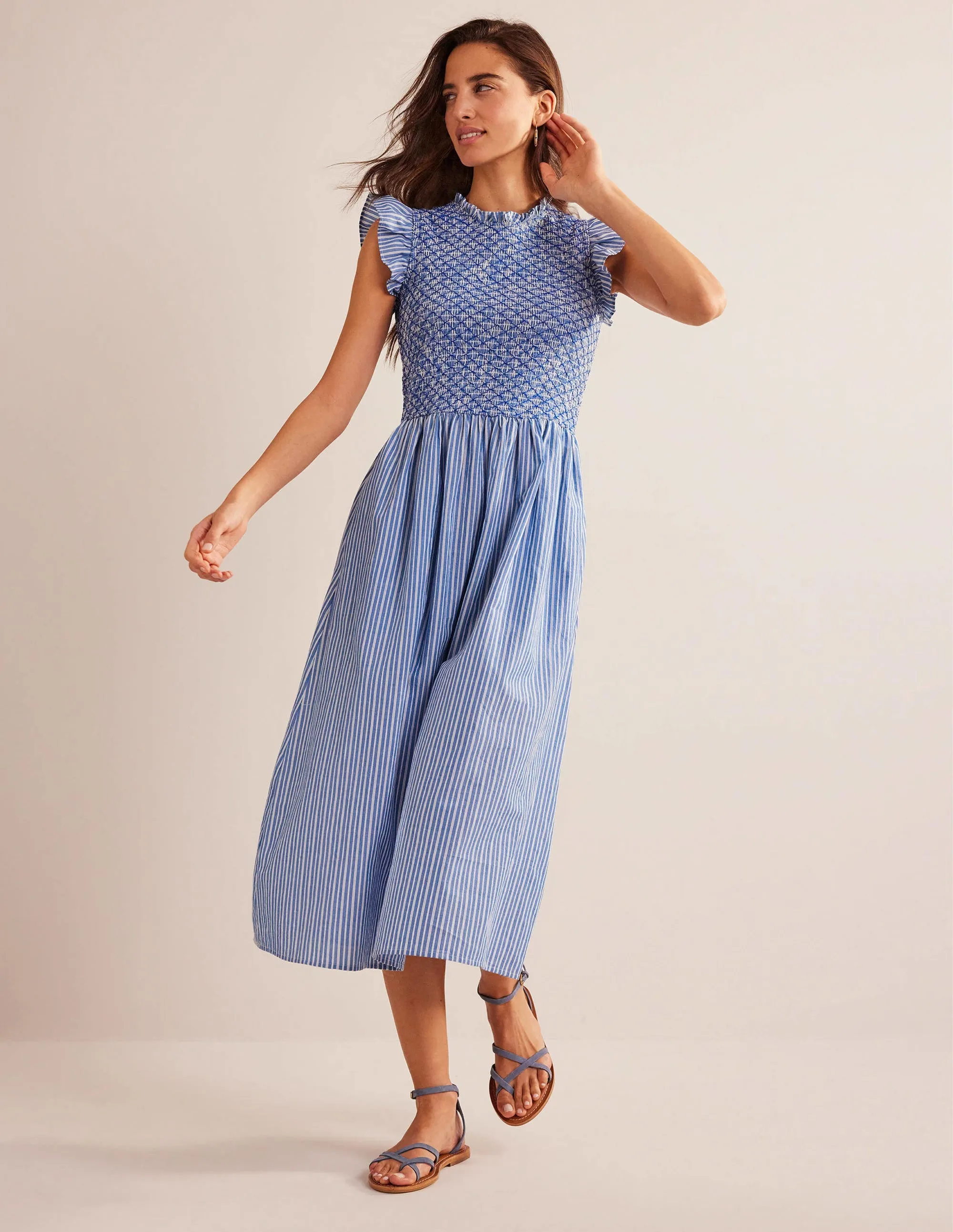 Gestreiftes Midikleid mit Smokdetail-Mittelblau, Gazegewebe/Gestreift