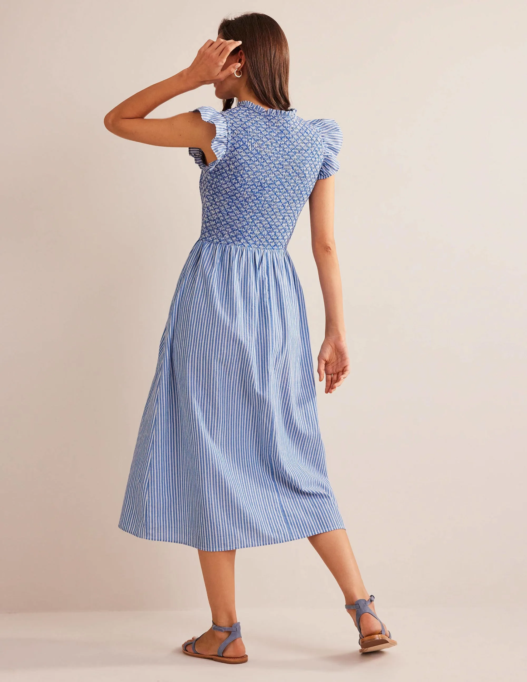 Gestreiftes Midikleid mit Smokdetail-Mittelblau, Gazegewebe/Gestreift
