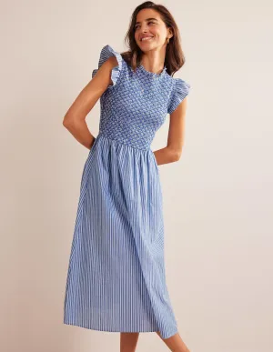 Gestreiftes Midikleid mit Smokdetail-Mittelblau, Gazegewebe/Gestreift